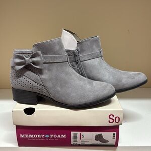 NWT in box So memory foam ankle boot size 5